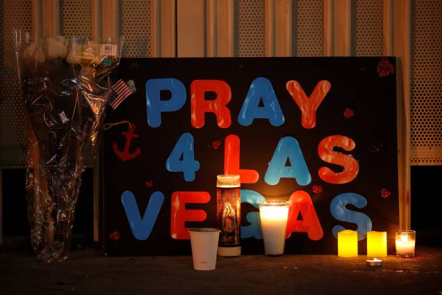 Uma placa pedindo orações é vista próximo ao local do show country onde um atirador matou 59 e deixou 500 feridos - 03/10/2017