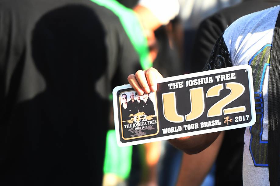 Fãs da banda U2 aguardam na fila em frente do Estádio Cícero Pompeu de Toledo (Morumbi), zona sul de São Paulo (SP)