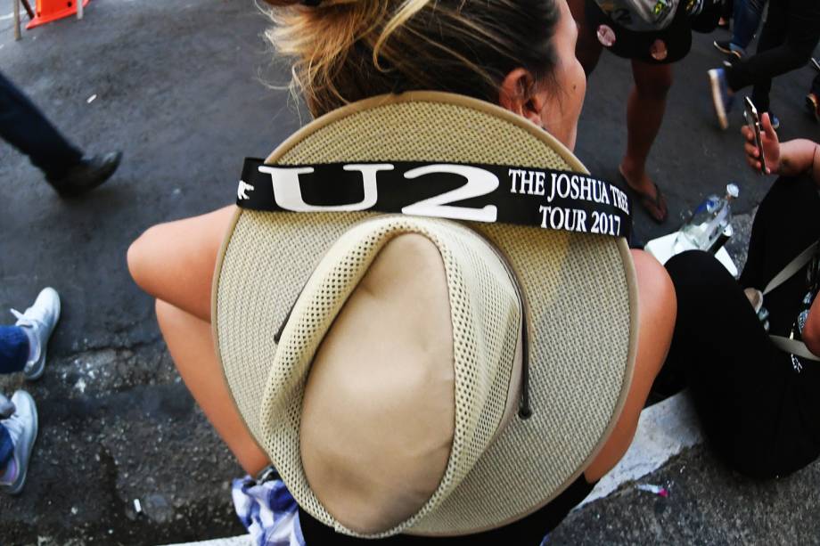 Fãs da banda U2 em frente ao Estádio Cícero Pompeu de Toledo (Morumbi), zona sul de São Paulo (SP) - 19/10/2017