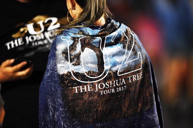 Fãs da banda U2 durante o show em comemoração aos 30 anos do lançamento do CD "The Joshua Tree", no Estádio do Morumbi, em São Paulo (SP) - 19/10/2017