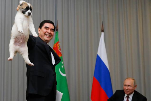 O presidente do Turcomenistão, Gurbanguly Berdimuhamedov, apresenta um cão de pastor turcomano, conhecido localmente como Alabai, ao seu homólogo russo, Vladimir Putin, durante uma reunião em Sochi, na Rússia - 11/10/2017 O presidente do Turcomenistão, Gurbanguly Berdimuhamedov, apresenta um cão de pastor turcomano, conhecido localmente como Alabai, ao seu homólogo russo, Vladimir Putin, durante uma reunião em Sochi, na Rússia - 11/10/2017
