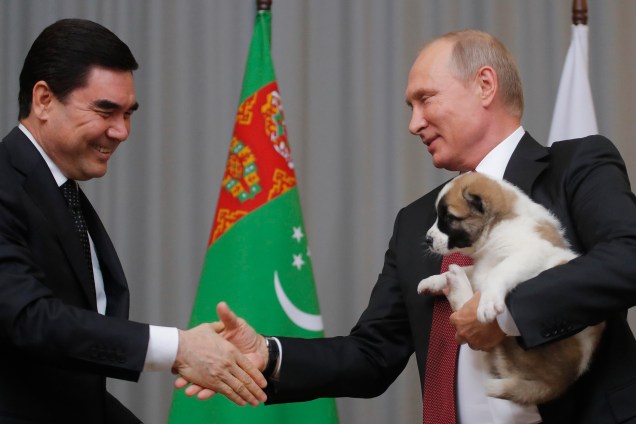 O presidente do Turcomenistão, Gurbanguly Berdimuhamedov, cumprimenta Vladmir Putin depois de presenteá-lo com um cão pastor turco, em Sochi, na Rússia - 11/10/2017