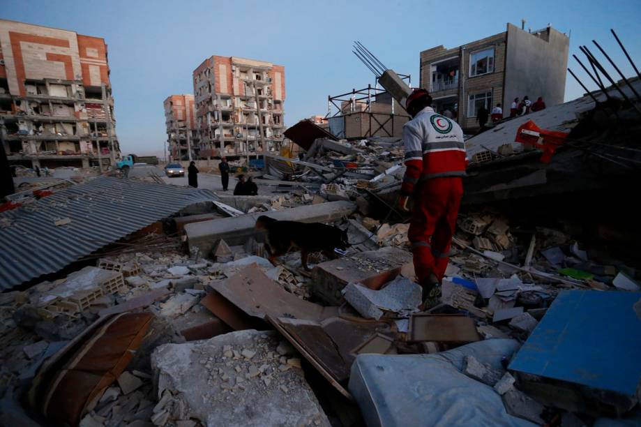 Equipes resgate conduzem os trabalhos de busca após um terremoto l em Sarpol-e Zahab, na província de Kermanshah, no Irã - 13/11/2017