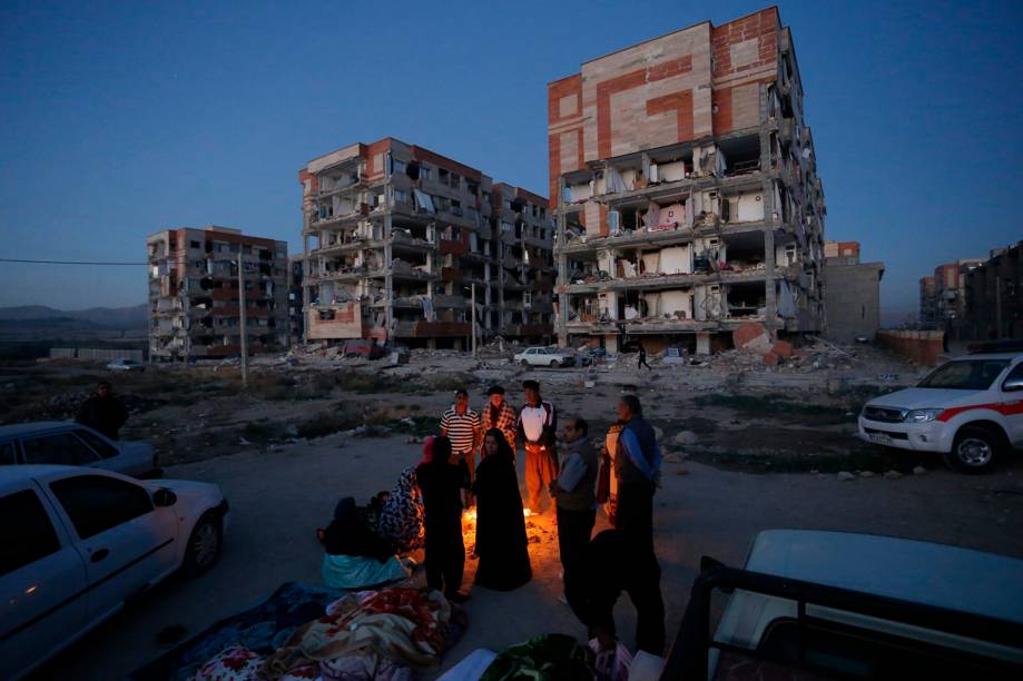 Moradores se juntam ao redor de uma fogueira em uma área aberta após um terremoto em Sarpol-e Zahab, na província de Kermanshah, no Irã - 13/11/2017