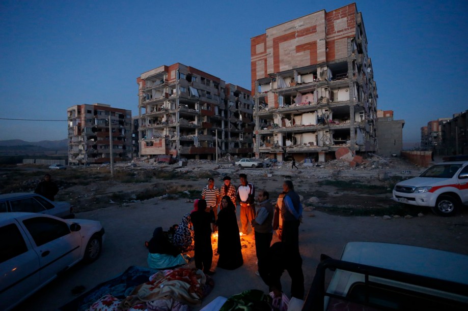 Moradores se juntam ao redor de uma fogueira em uma área aberta após um terremoto em Sarpol-e Zahab, na província de Kermanshah, no Irã - 13/11/2017