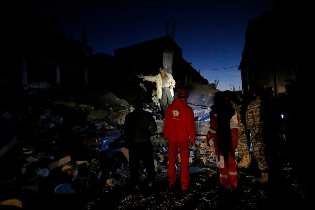 Equipes de resgate realizam trabalhos de busca após um terremoto em Sarpol-e Zahab, na província de Kermanshah, no Irã - 13/11/2017