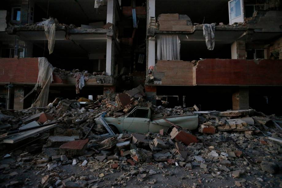 Veículo fica completamente destruído embaixo dos escombros após um terremoto em Sarpol-e Zahab, na província de Kermanshah, no Irã - 13/11 /2017