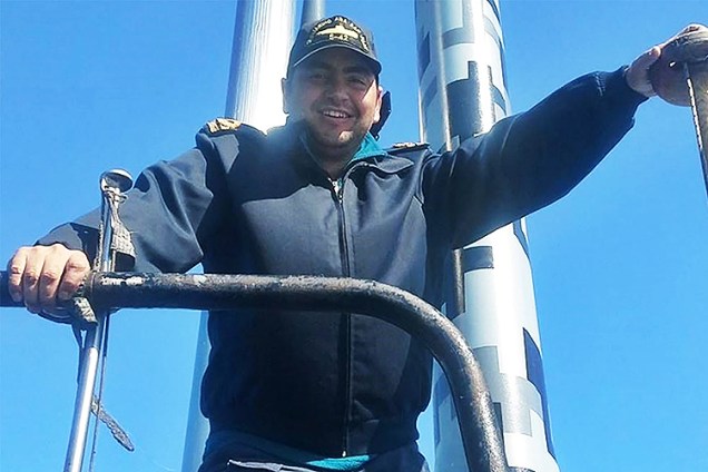 Tenente de navio, Fernando Ariel Mendoza nasceu em Concordia, Entre Ríos. É o terceiro na linha de comando do submarino. Sua família pendurou uma bandeira argentina em frente à base naval do San Juan, com as mãos de crianças estampadas, que rezam: "Força papai, sua família está esperando por você"