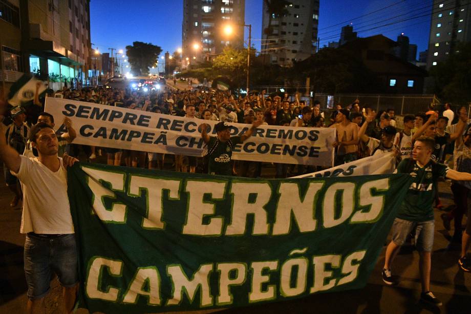 Pessoas participam de uma cerimônia em homenagem às vítimas e sobreviventes do voo Lamia 2933 no primeiro aniversário do acidente de avião na Colômbia, que abalou o clube de futebol brasileiro Chapecoense, em Chapecó, Santa Catarina - 28/11/2017