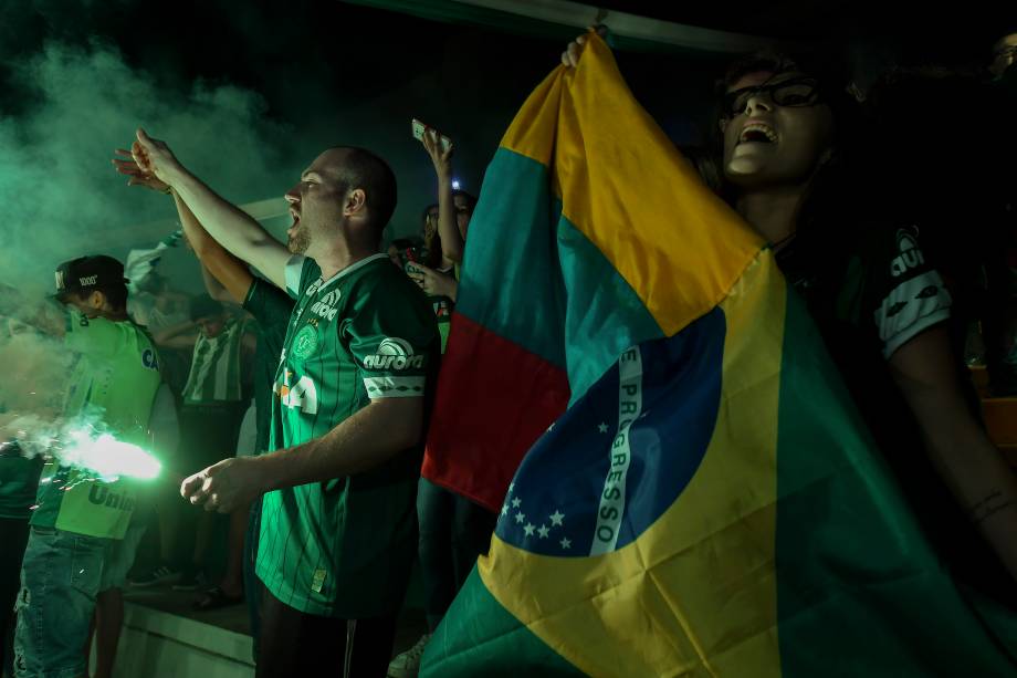 Pessoas participam de uma cerimônia em homenagem às vítimas e sobreviventes do voo Lamia 2933 no primeiro aniversário do acidente de avião na Colômbia, que abalou o clube de futebol brasileiro Chapecoense, em Chapecó, Santa Catarina - 28/11/2017