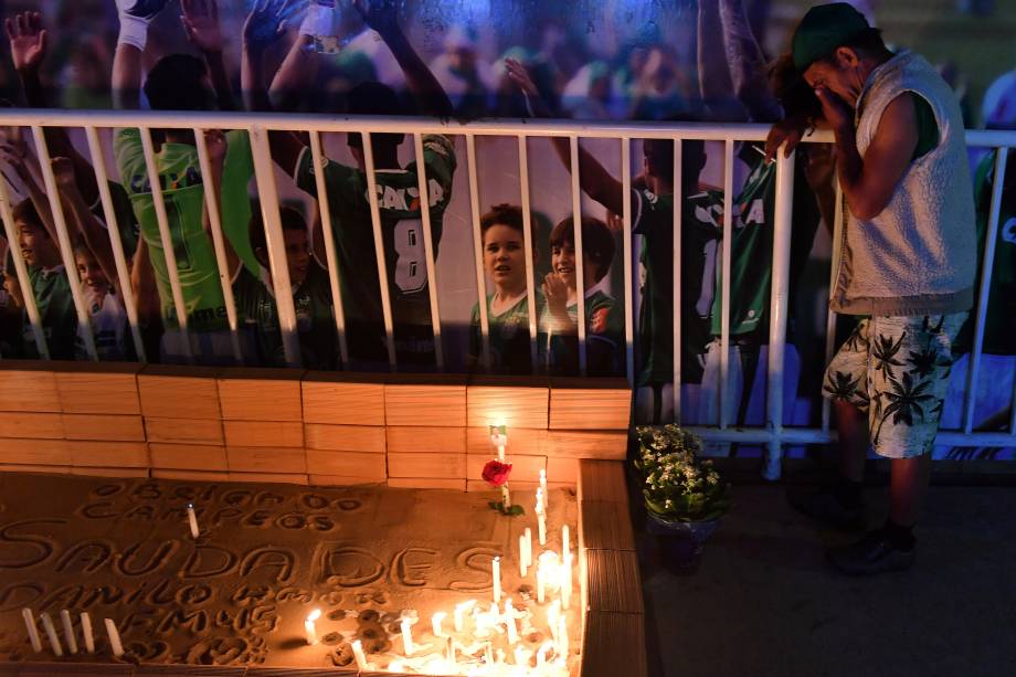 Pessoas participam de uma cerimônia em homenagem às vítimas e sobreviventes do voo Lamia 2933 no primeiro aniversário do acidente de avião na Colômbia, que abalou o clube de futebol brasileiro Chapecoense, em Chapecó, Santa Catarina - 28/11/2017