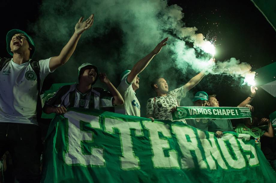 Pessoas participam de uma cerimônia em homenagem às vítimas e sobreviventes do voo Lamia 2933 no primeiro aniversário do acidente de avião na Colômbia, que abalou o clube de futebol brasileiro Chapecoense, em Chapecó, Santa Catarina - 28/11/2017