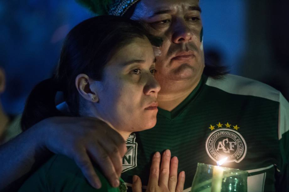 Pessoas participam de uma cerimônia em homenagem às vítimas e sobreviventes do voo Lamia 2933 no primeiro aniversário do acidente de avião na Colômbia, que abalou o clube de futebol brasileiro Chapecoense, em Chapecó, Santa Catarina - 28/11/2017