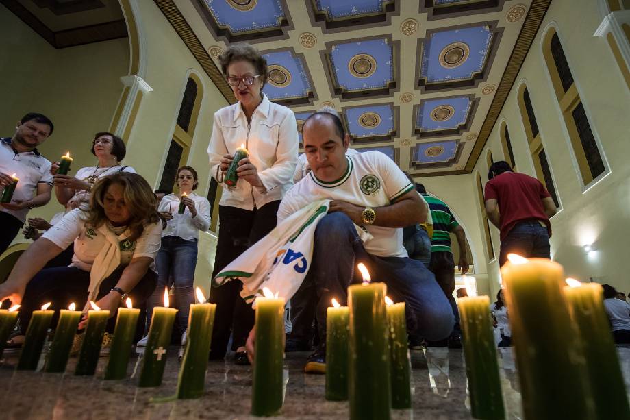 Pessoas participam de uma cerimônia em homenagem às vítimas e sobreviventes do voo Lamia 2933 no primeiro aniversário do acidente de avião na Colômbia, que abalou o clube de futebol brasileiro Chapecoense, em Chapecó, Santa Catarina - 28/11/2017