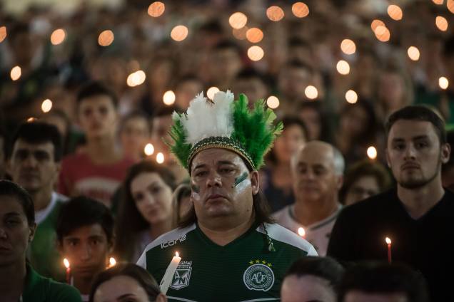 Pessoas participam de uma cerimônia em homenagem às vítimas e sobreviventes do voo Lamia 2933 no primeiro aniversário do acidente de avião na Colômbia, que abalou o clube de futebol brasileiro Chapecoense, em Chapecó, Santa Catarina - 28/11/2017 Pessoas participam de uma cerimônia em homenagem às vítimas e sobreviventes do voo Lamia 2933 no primeiro aniversário do acidente de avião na Colômbia, que abalou o clube de futebol brasileiro Chapecoense, em Chapecó, Santa Catarina - 28/11/2017