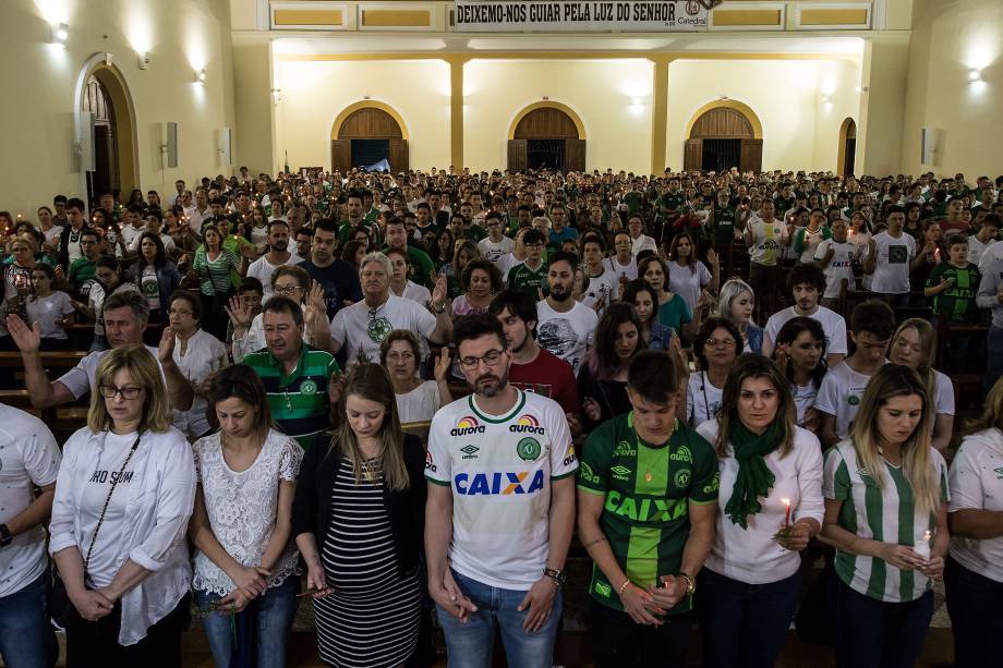 Pessoas participam de uma cerimônia em homenagem às vítimas e sobreviventes do voo Lamia 2933 no primeiro aniversário do acidente de avião na Colômbia, que abalou o clube de futebol brasileiro Chapecoense, em Chapecó, Santa Catarina - 28/11/2017