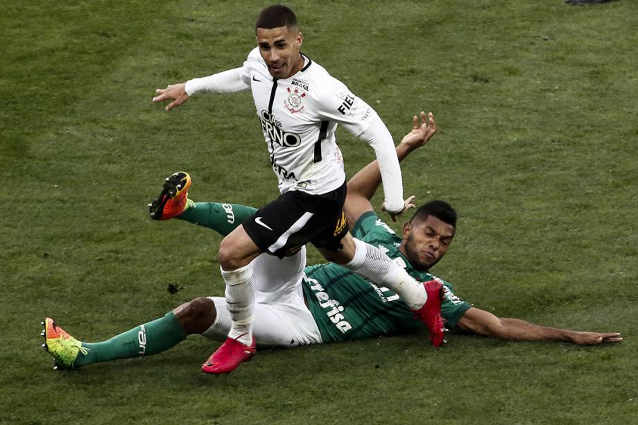 Gabriel e Borja na partida entre Corinthians e Palmeiras, na Arena Corinthians, válida pela 32ª rodada do Campeonato Brasileiro 2017