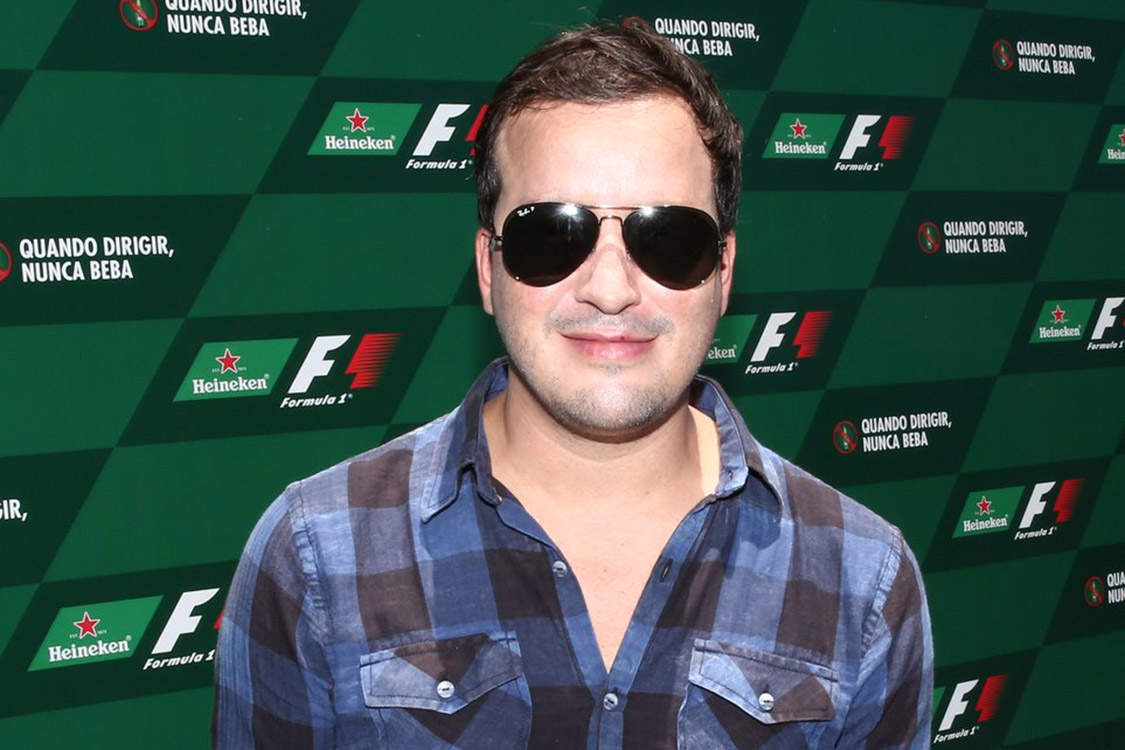O apresentador Rafael Cortez chega para assistir a &agrave; corrida da F1, em Interlagos