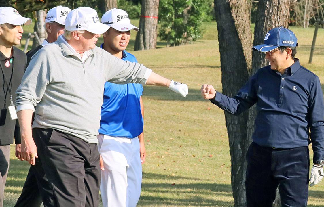 Presidente dos Estados Unidos, Donald Trump, e primeiro ministro do Japão, Shinzo Abe, durante uma partida amistosa de golfe, em Tóquio