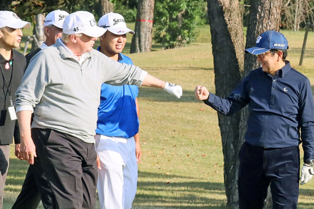 Presidente dos Estados Unidos, Donald Trump, e primeiro ministro do Japão, Shinzo Abe, durante uma partida amistosa de golfe, em Tóquio
