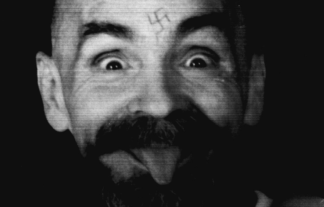 Charles Manson faz careta para fotógrafo durante entrevista à Reuters, em 1989