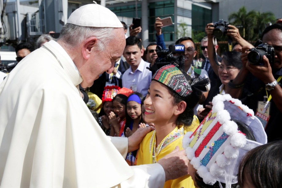 Papa Francisco é recebido por uma criança na chegada ao aeroporto de Yangon, em Mianmar - 27/11/2017