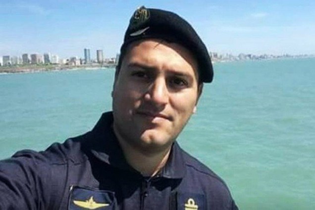 Fernando Vicente Villareal, de 38 anos, é tenente de navio. Nasceu em Ushuaia, no sul da Argentina, mas vive em Mar del Prata com sua esposa e filha. Seu pai o descreveu como um homem “solidário e respeitoso”