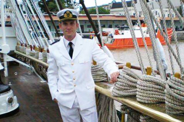 Víctor Andrés Maroli, de 37 anos, é tenente de navio do San Juan. Entrou na Marinha da Argentina em 2002 e em 2006 se tornou tenente