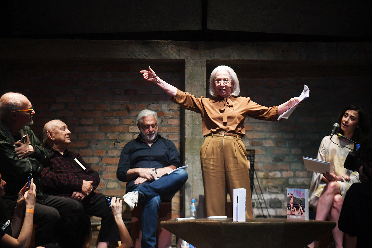 Fernanda Montenegro participou da leitura do novo livro de sua filha, Fernanda Torres “A Glória e Seu Cortejo de Horrores”, no Teatro Oficina , ao lado do diretor José Celso Martinez Corrêa, o Zé Celso, e de Antonio Fagundes
