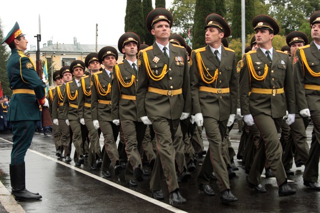Soldados desfilam durante parada militar na Abkhazia.
