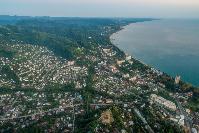 Vista aérea da cidade de Sukhumi, Abkhazia.