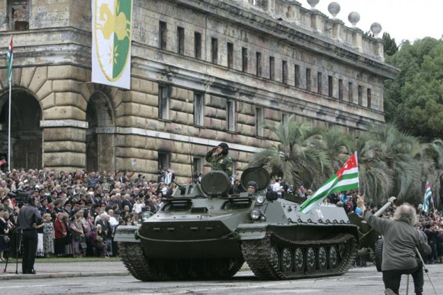 Tanque é visto durante uma parada militar em Sukhumi, Abkhazia.