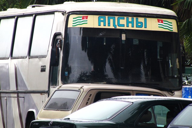 Ônibus com "destino" à Abkhazia.
