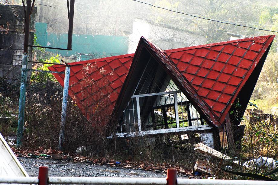 Restos de uma casa em Sukhumi, destruída durante as guerras com a Geórgia.