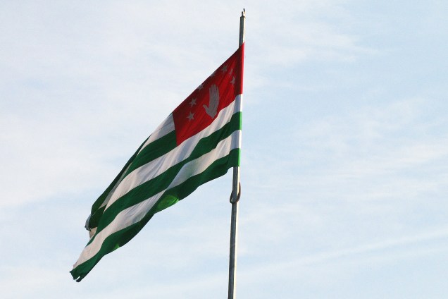 Bandeira da Abkhazia próximo ao porto de Sukhumi.