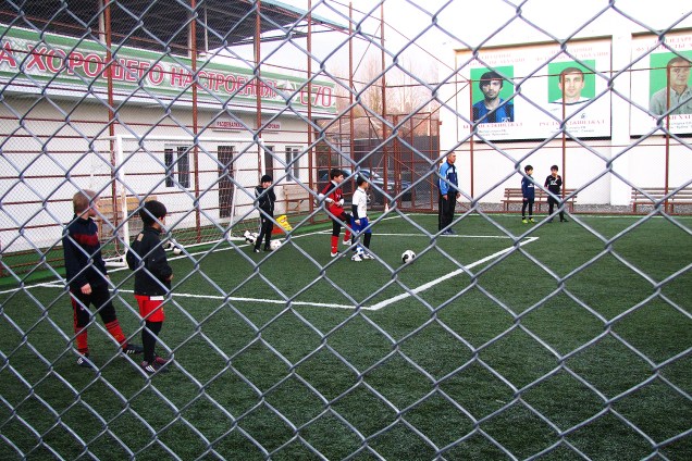Crianças treinam futebol em Sukhumi.