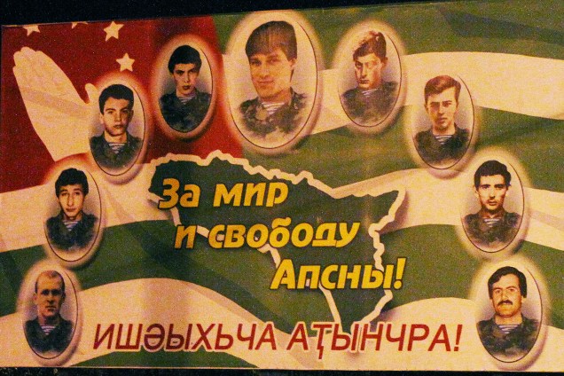 Cartaz em Sukhumi, capital da Abkhazia, clama pela "paz e liberdade" no território.