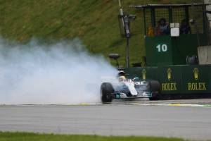 O piloto Lewis Hamilton, da Mercedes, sofre acidente durante segundo dia de treino livre para o Grande Prêmio do Brasil, no Autódromo de Interlagos – 11/11/2017
