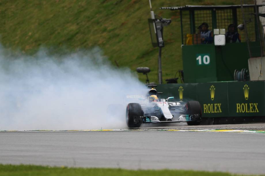 O piloto Lewis Hamilton, da Mercedes, sofre acidente durante segundo dia de treino livre para o Grande Prêmio do Brasil, no Autódromo de Interlagos - 11/11/2017