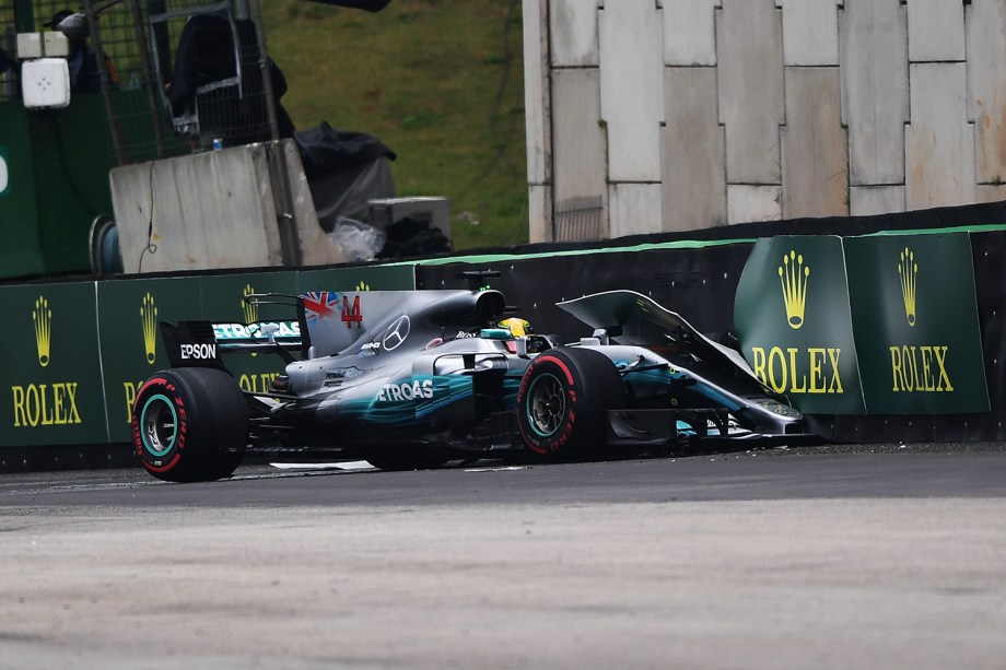 O piloto Lewis Hamilton, da Mercedes, sofre acidente durante segundo dia de treino livre para o Grande Prêmio do Brasil, no Autódromo de Interlagos - 11/11/2017