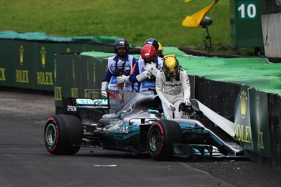 O piloto Lewis Hamilton, da Mercedes, sofre acidente durante segundo dia de treino livre para o Grande Prêmio do Brasil, no Autódromo de Interlagos - 11/11/2017