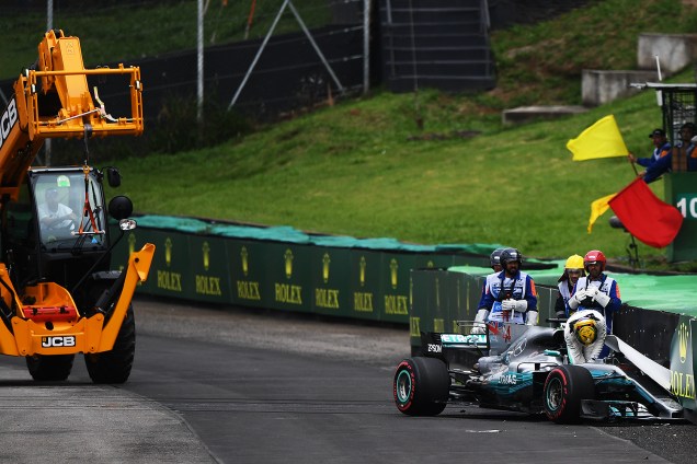 O piloto Lewis Hamilton, da Mercedes, sofre acidente durante segundo dia de treino livre para o Grande Prêmio do Brasil, no Autódromo de Interlagos - 11/11/2017