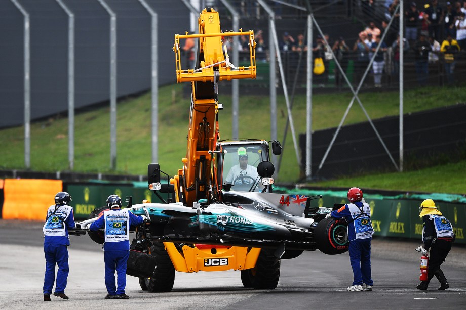 Equipe recolhe carro do piloto Lewis Hamilton, da Mercedes, após acidente durante segundo dia de treino livre para o Grande Prêmio do Brasil, no Autódromo de Interlagos - 11/11/2017