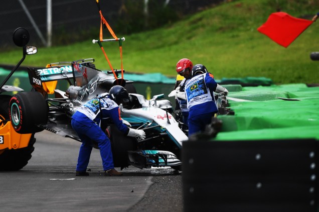 Equipe recolhe carro do piloto Lewis Hamilton, da Mercedes, após acidente durante segundo dia de treino livre para o Grande Prêmio do Brasil, no Autódromo de Interlagos - 11/11/2017