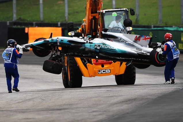 Equipe recolhe carro do piloto Lewis Hamilton, da Mercedes, após acidente durante segundo dia de treino livre para o Grande Prêmio do Brasil, no Autódromo de Interlagos - 11/11/2017