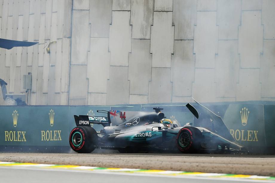 O piloto Lewis Hamilton, da Mercedes, sofre acidente durante segundo dia de treino livre para o Grande Prêmio do Brasil, no Autódromo de Interlagos - 11/11/2017