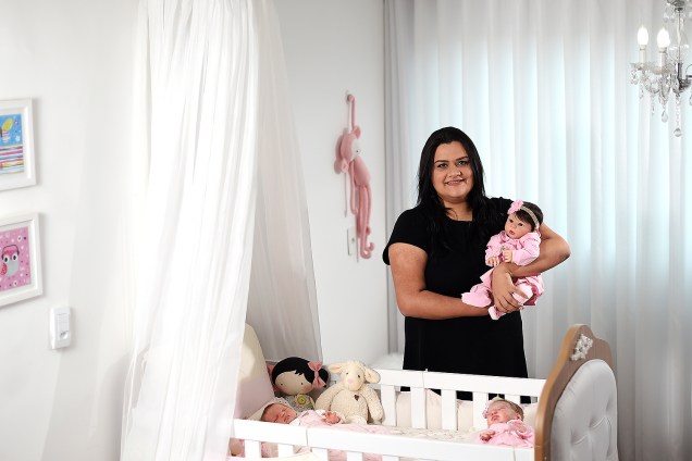 Artesã Ana Paula Guimarães, de 31 anos, no seu ateliê onde ela faz bonecas reborn em Contagem MG.