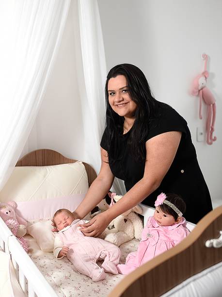 Ana Paula Guimarães, 31 anos, artesã, no seu ateliê onde ela faz bonecas reborn em Contagem MG
