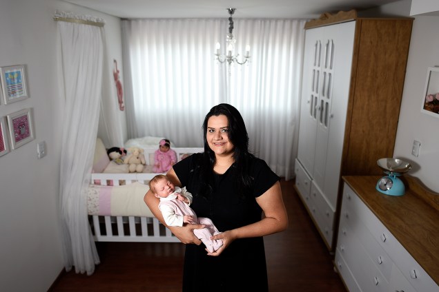 Ana Paula Guimarães, 31 anos, artesã, no seu ateliê onde ela faz bonecas reborn em Contagem MG