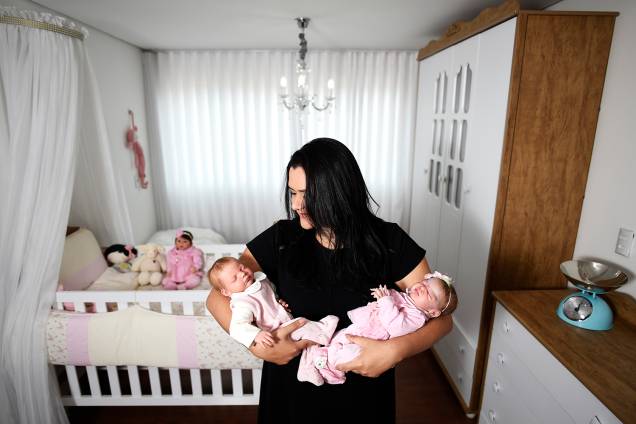 Ana Paula Guimarães, 31 anos, artesã, no seu ateliê onde ela faz bonecas reborn em Contagem MG Ana Paula Guimarães, 31 anos, artesã, no seu ateliê onde ela faz bonecas reborn em Contagem MG